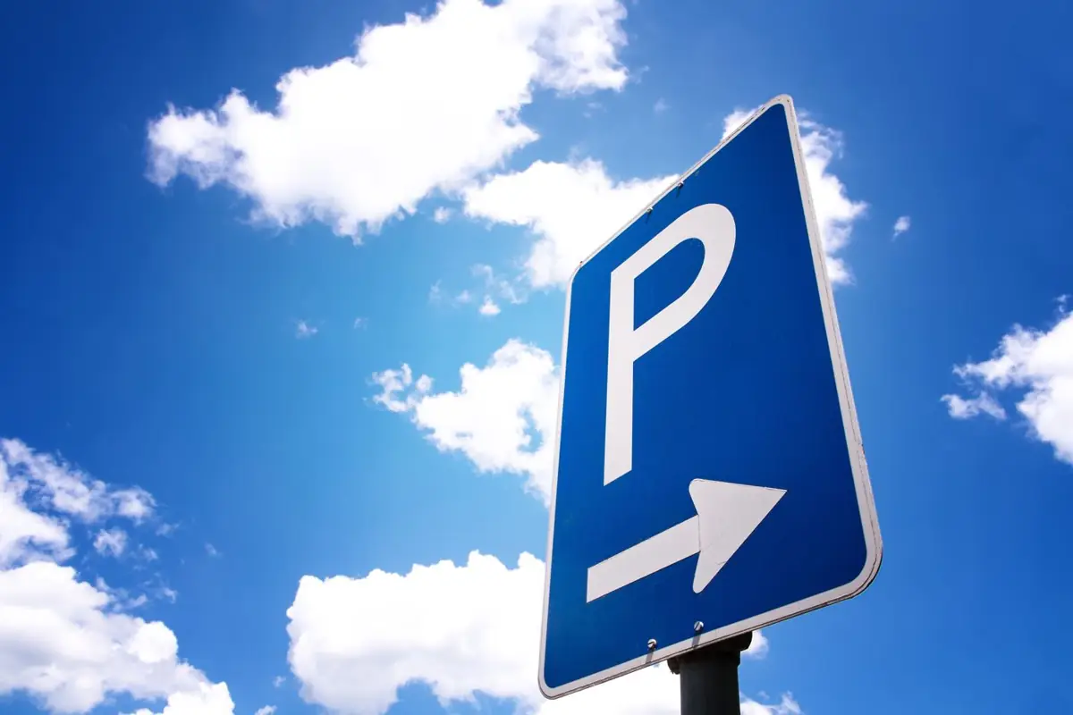 Parkplatz-Schild vor blauem Himmel