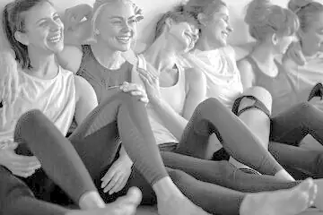 Trainingspartnerinnen lachen gemeinsam